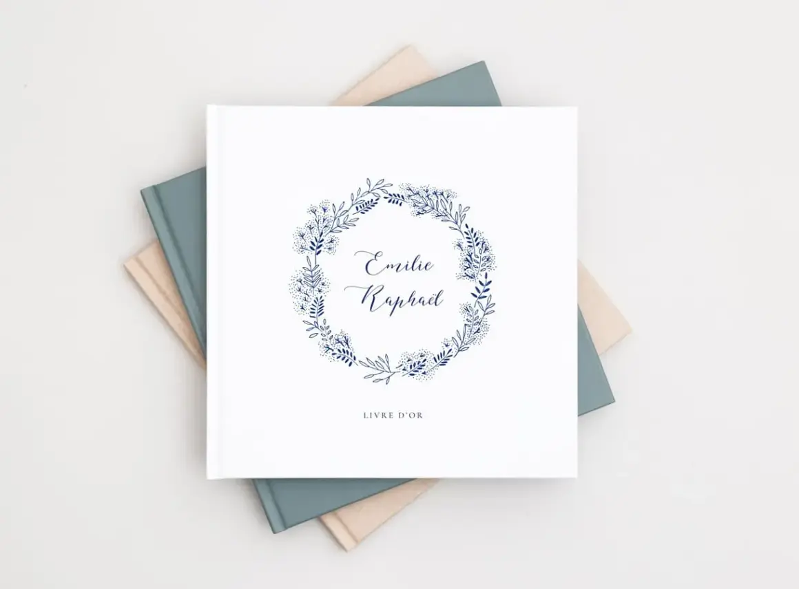 Livre d'or à personnaliser, orné d'une couronne de feuillage bleu marine. Idéal pour immortaliser vos souvenirs.
