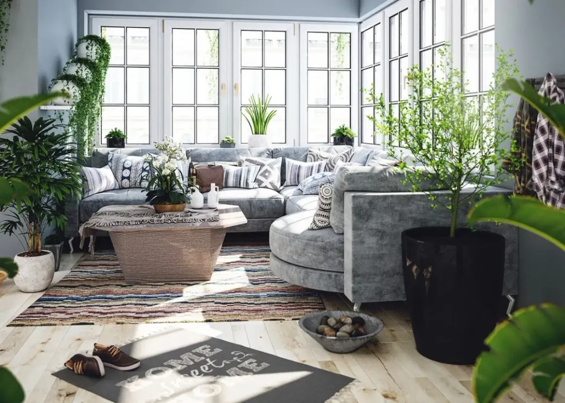 Un salon lumineux et aéré, baigné de lumière naturelle, avec un canapé d'angle confortable, des plantes luxuriantes et une décoration au thème bucolique.