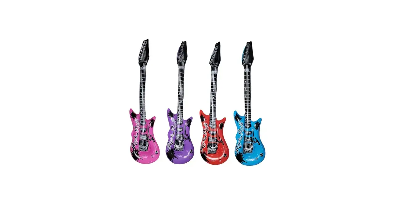 Quatre guitares gonflables aux couleurs vives (rose, violet, rouge, bleu) prêtes pour une fête rock'n'roll.