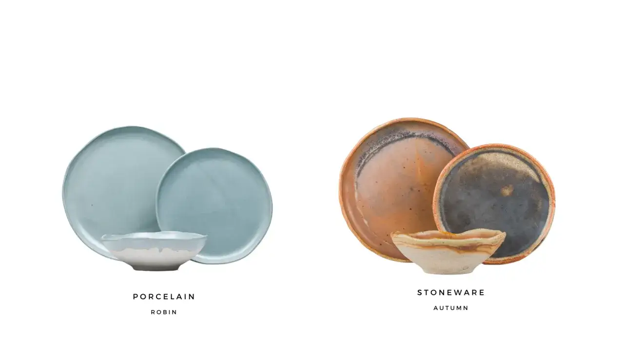Assiettes bleues en porcelaine et vaisselle terre cuite aux tons chauds. La diff&eacute;rence entre fa&iuml;ence et porcelaine est subtile ici.