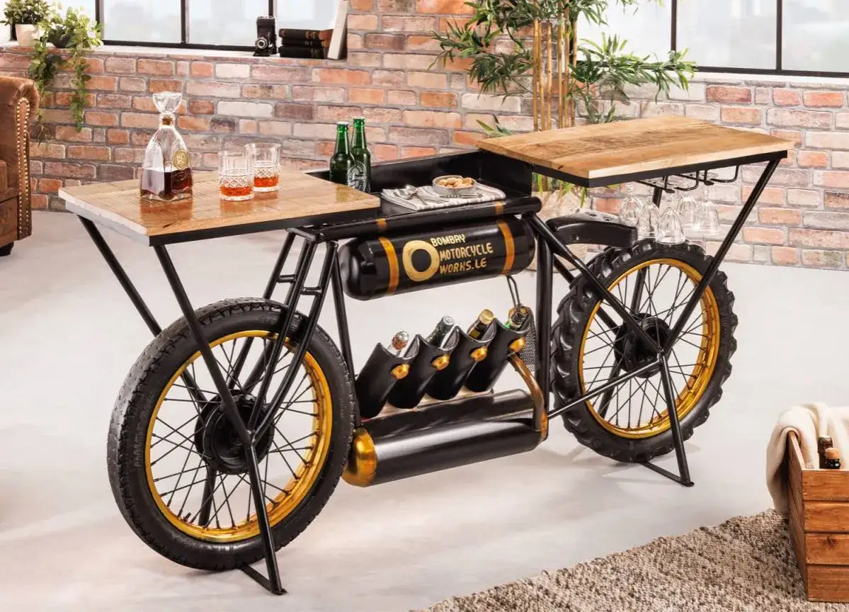 Une table basse originale en forme de moto, parfaite pour une déco table moto. Elle dispose de rangements pour bouteilles et verres.