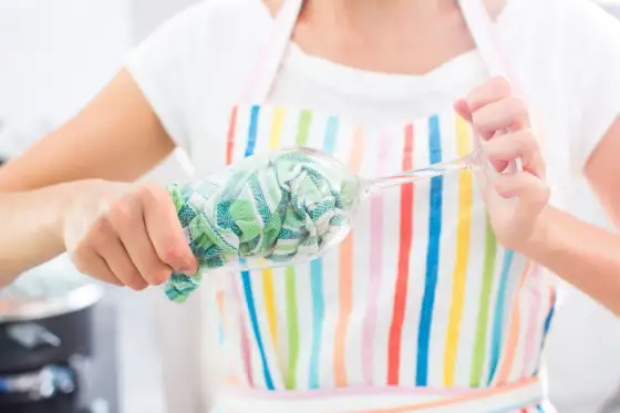 Comment enlever les traces blanches sur les verres ?