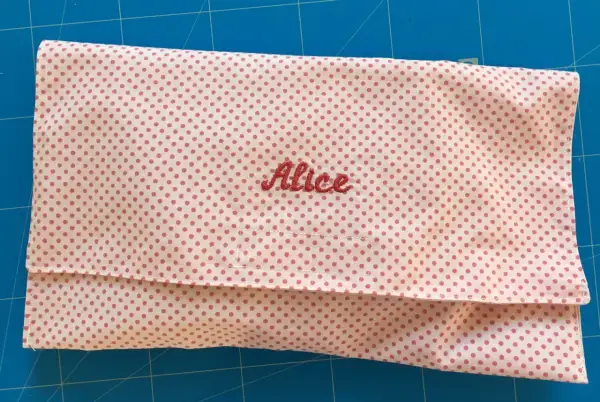 Tuto pochette range serviette de table personnalisée "Alice". Idéal pour les pique-niques ou les repas à l'extérieur.