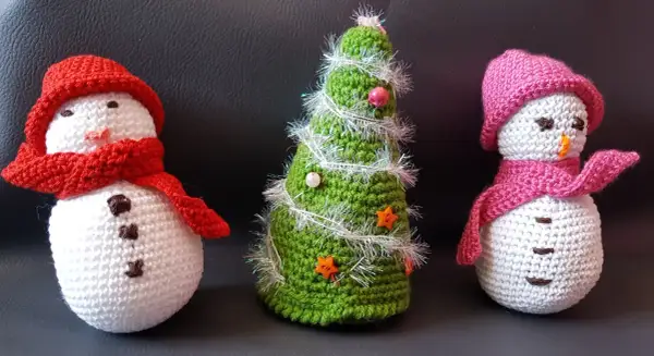 Trois adorables bonhommes de neige et un sapin de Noël tricotés, parfaits pour une déco de Noël. Modèle gratuit déco noël au tricot.