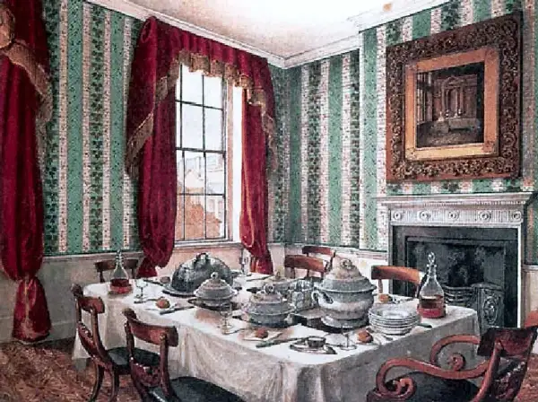Salle à manger élégante avec table dressée pour un repas, suggérant un service à la française droite ou gauche. Papier peint rayé vert et blanc, rideaux rouges.