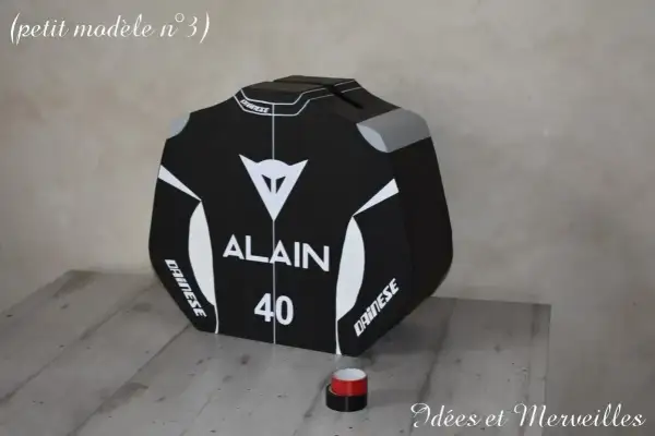 Urne moto personnalisée pour Alain, numéro 40, style Dainese. Un petit modèle créatif pour collectionner les économies.