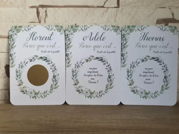 Trois cartes avec une idée demande témoin : Florent, Adèle et Thomas sont invités à gratter pour découvrir la question.