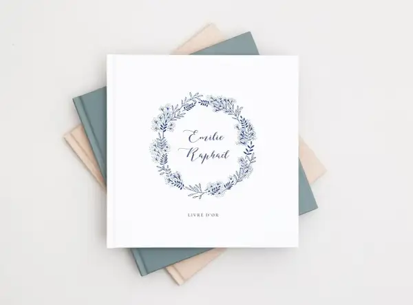 Livre d'or à personnaliser, orné d'une couronne de feuillage bleu marine. Idéal pour immortaliser vos souvenirs.
