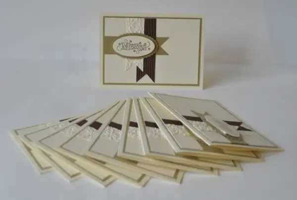 Ensemble de cartes "Merci" pour un remerciement noces d'or, avec un ruban marron et des motifs floraux en relief.