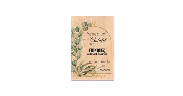 Affiche en bois décorée de feuillages : "Prenez un gobelet, trinquez avec les mariés et gardez-le en souvenir.